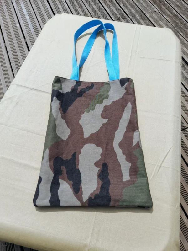 Tote bag réversible wax floral et camouflage militaire recyclé fait main en France sac unique