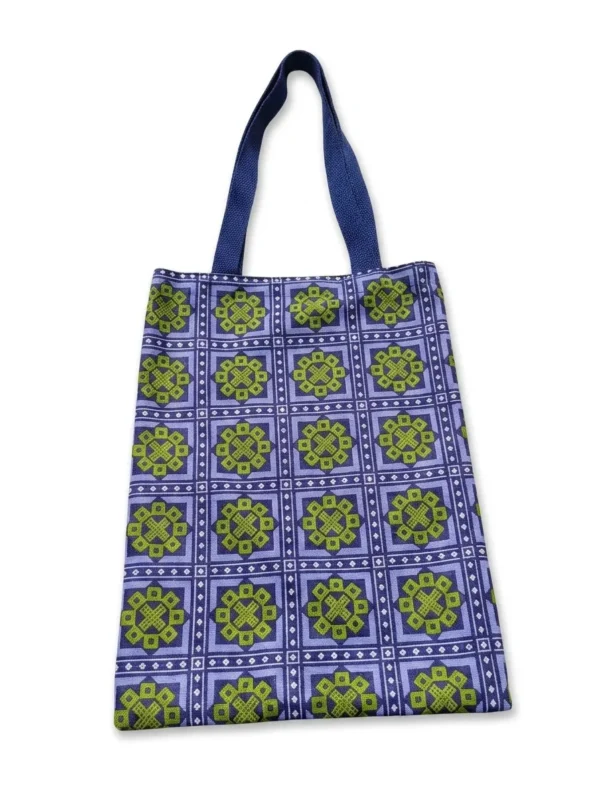 Tote bag réversible wax géométrique fuchsia vert et treillis Tote bag réversible wax géométrique fuchsia vert et treillis militaire recyclé fait main en France