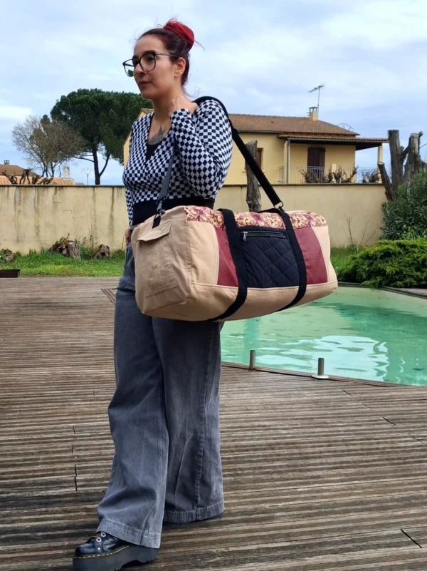 sac-voyage-upcycle-rouge-02 Sac cargo de voyage upcyclé rouge – Pièce unique artisanale grand format