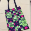 tote-bag-reversible-wax-electrique-treillis-upcycle-fait-main-france (1) Tote bag réversible wax géométrique fuchsia vert et treillis militaire recyclé fait main en France