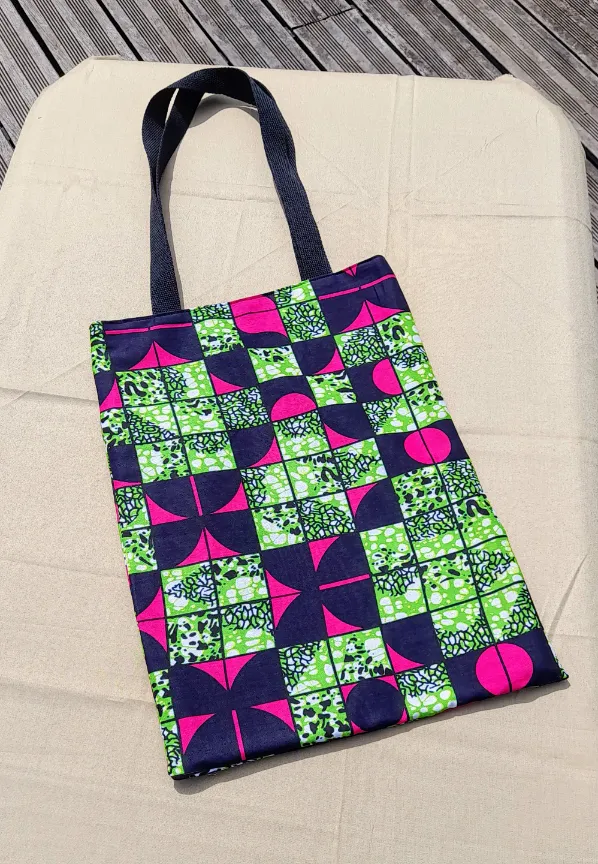 tote-bag-reversible-wax-electrique-treillis-upcycle-fait-main-france (1) Tote bag réversible wax géométrique fuchsia vert et treillis militaire recyclé fait main en France