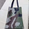 tote-bag-reversible-wax-electrique-treillis-upcycle-fait-main-france (3) Tote bag réversible wax géométrique fuchsia vert et treillis militaire recyclé fait main en France