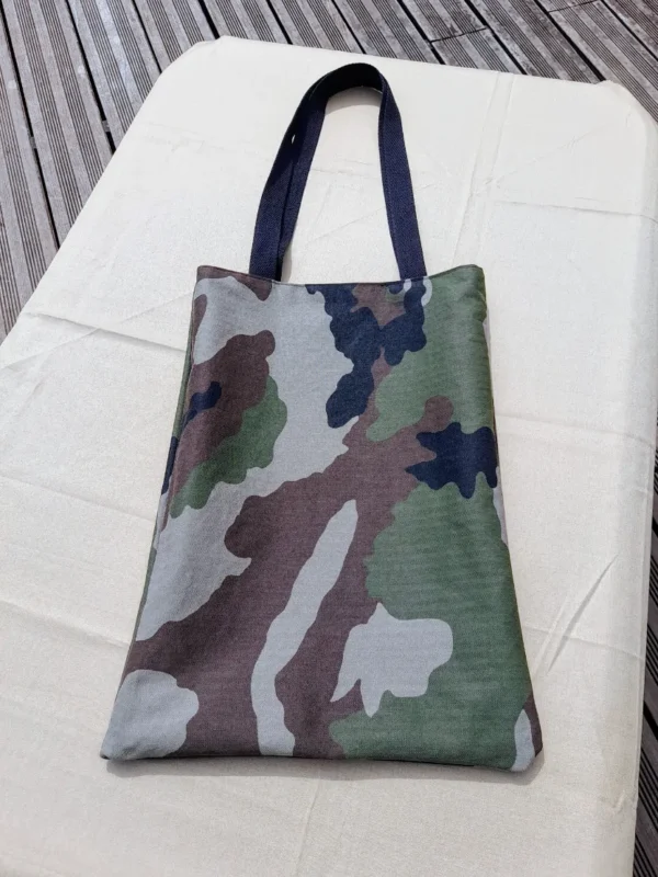 tote-bag-reversible-wax-electrique-treillis-upcycle-fait-main-france (3) Tote bag réversible wax géométrique fuchsia vert et treillis militaire recyclé fait main en France