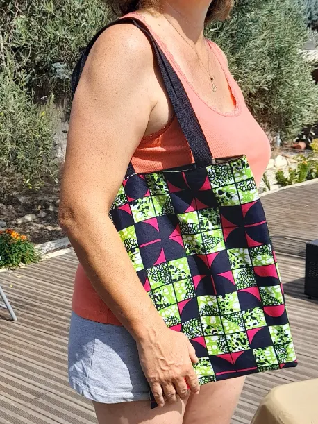 tote-bag-reversible-wax-electrique-treillis-upcycle-fait-main-france (4) Tote bag réversible wax géométrique fuchsia vert et treillis militaire recyclé fait main en France