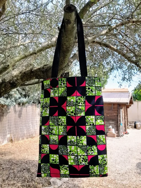 tote-bag-reversible-wax-electrique-treillis-upcycle-fait-main-france (5) Tote bag réversible wax géométrique fuchsia vert et treillis militaire recyclé fait main en France
