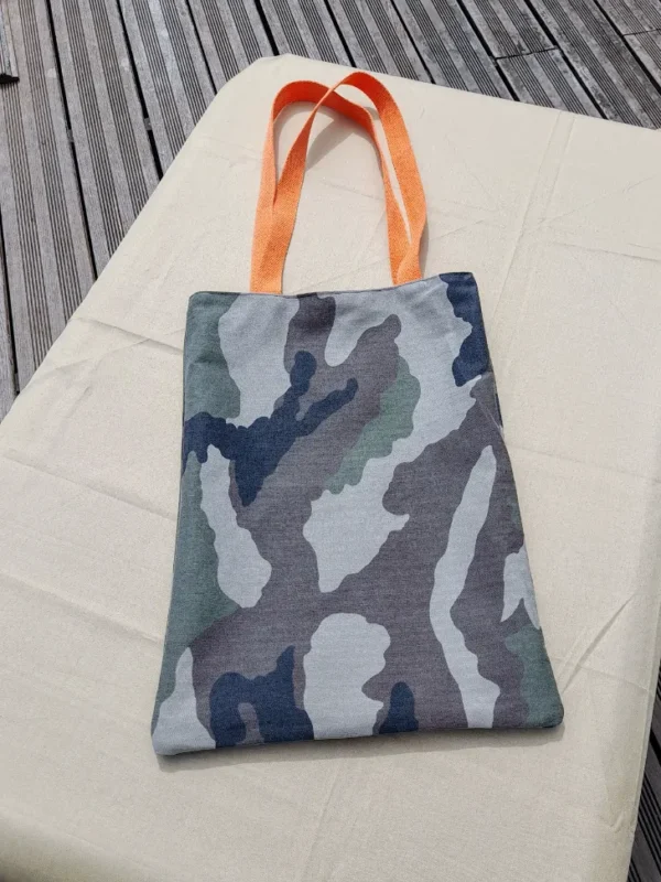Tote bag réversible wax graphique noir blanc orange et camouflage militaire recyclé fait main en France