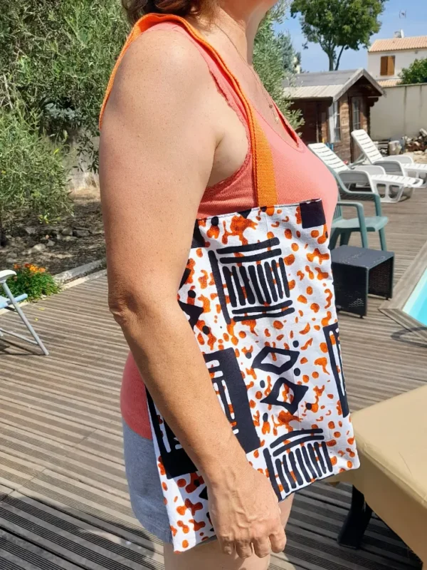 Tote bag réversible wax graphique noir blanc orange et camouflage militaire recyclé fait main en France
