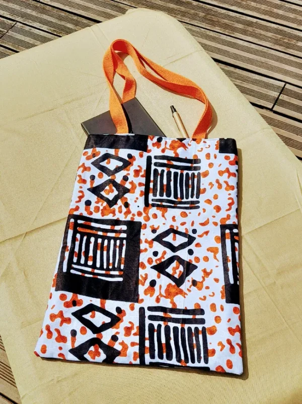 Tote bag réversible wax graphique noir blanc orange et camouflage militaire recyclé fait main en France