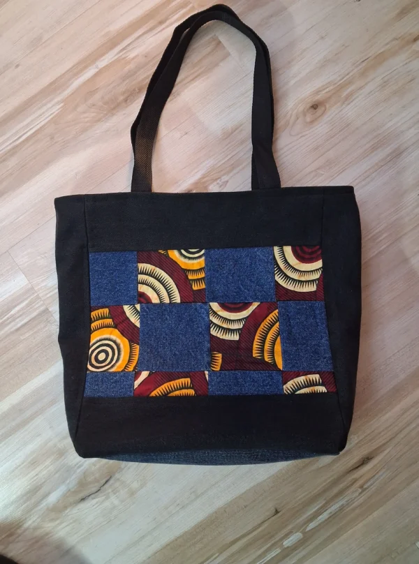 Sac Cabas Néo-Denim Upcyclé – Patchwork Jeans et Tissu Wax Sac Néo-Denim upcyclé : l'élégance du jeans et du Wax en pièce unique.