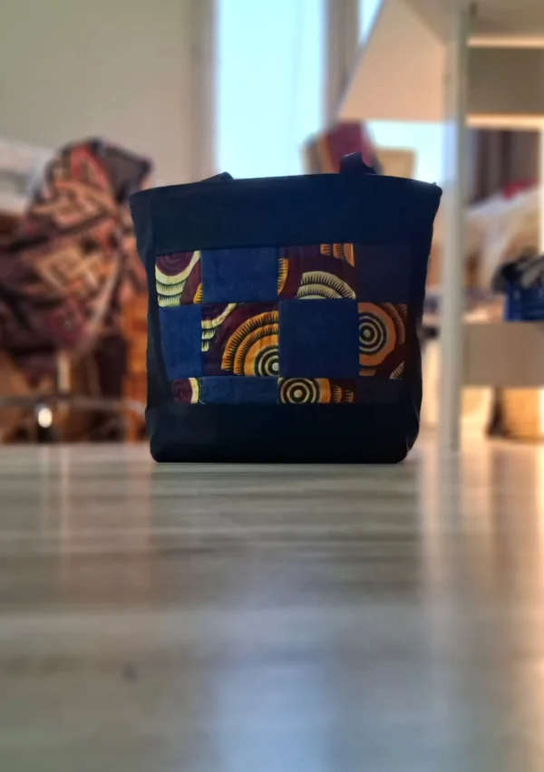 Sac Cabas Néo-Denim Upcyclé – Patchwork Jeans et Tissu Wax Sac Néo-Denim upcyclé : l'élégance du jeans et du Wax en pièce unique.