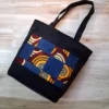 Sac Cabas Néo-Denim Upcyclé – Patchwork Jeans et Tissu Wax Sac Néo-Denim upcyclé : l'élégance du jeans et du Wax en pièce unique.