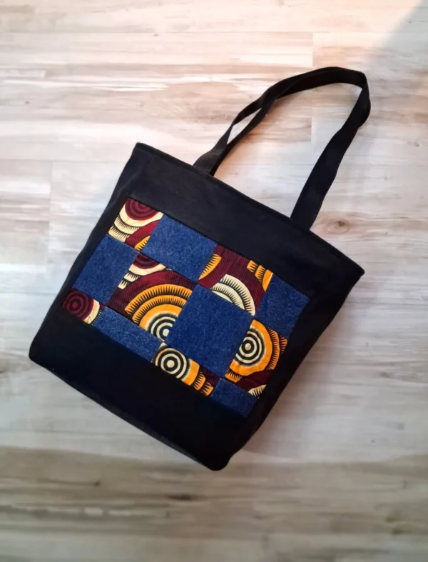 Sac Cabas Néo-Denim Upcyclé – Patchwork Jeans et Tissu Wax Sac Néo-Denim upcyclé : l'élégance du jeans et du Wax en pièce unique.