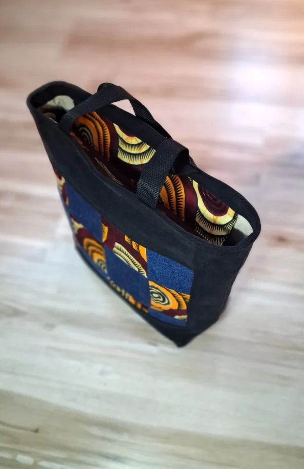 Sac Cabas Néo-Denim Upcyclé – Patchwork Jeans et Tissu Wax Sac Néo-Denim upcyclé : l'élégance du jeans et du Wax en pièce unique.