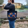 Sac Cabas Néo-Denim Upcyclé – Patchwork Jeans et Tissu Wax Sac Néo-Denim upcyclé : l'élégance du jeans et du Wax en pièce unique.