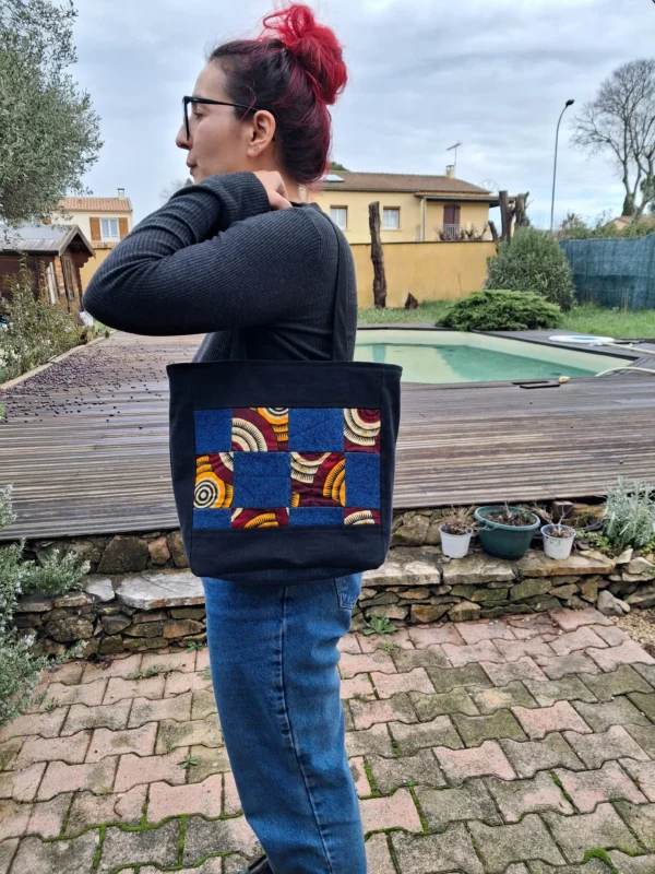 Sac Cabas Néo-Denim Upcyclé – Patchwork Jeans et Tissu Wax Sac Néo-Denim upcyclé : l'élégance du jeans et du Wax en pièce unique.