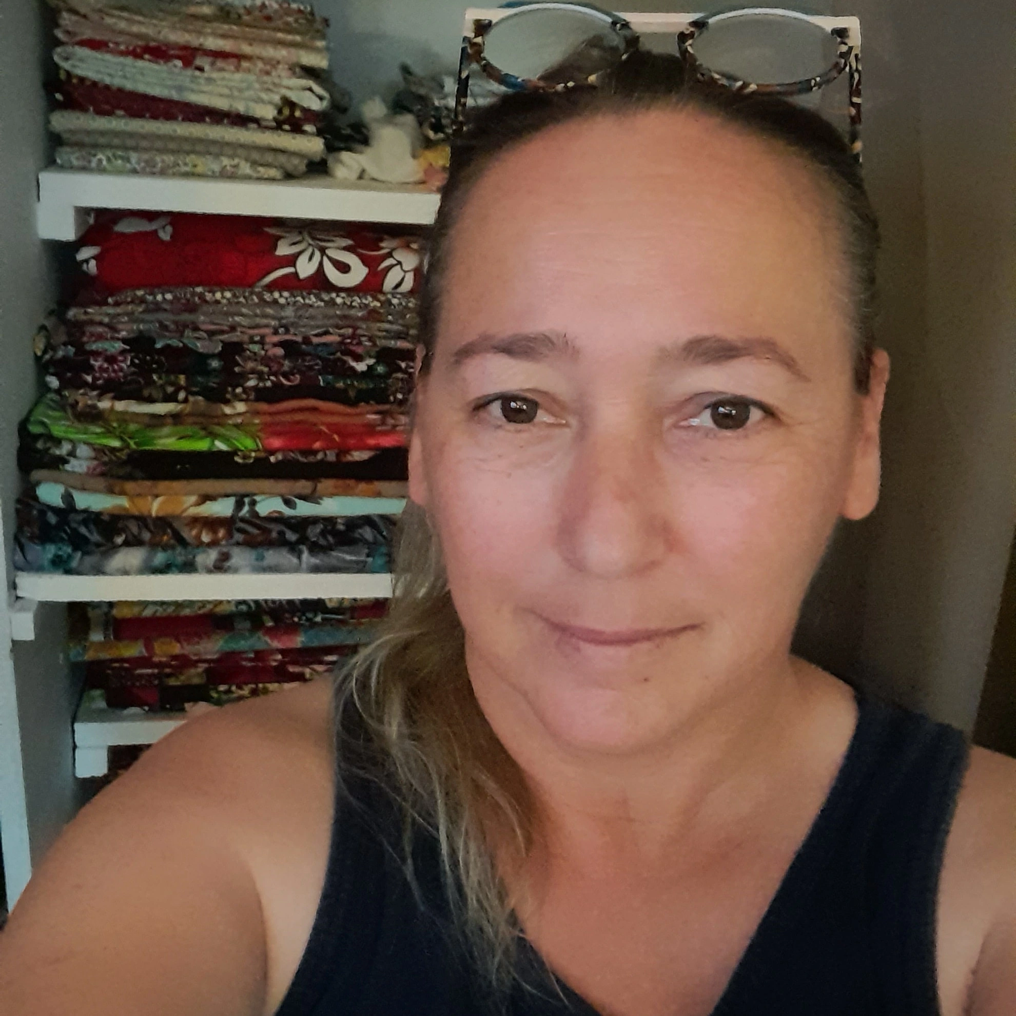 Sandra, créatrice en couture artisanale, dans son atelier à Aubord près de Nîmes