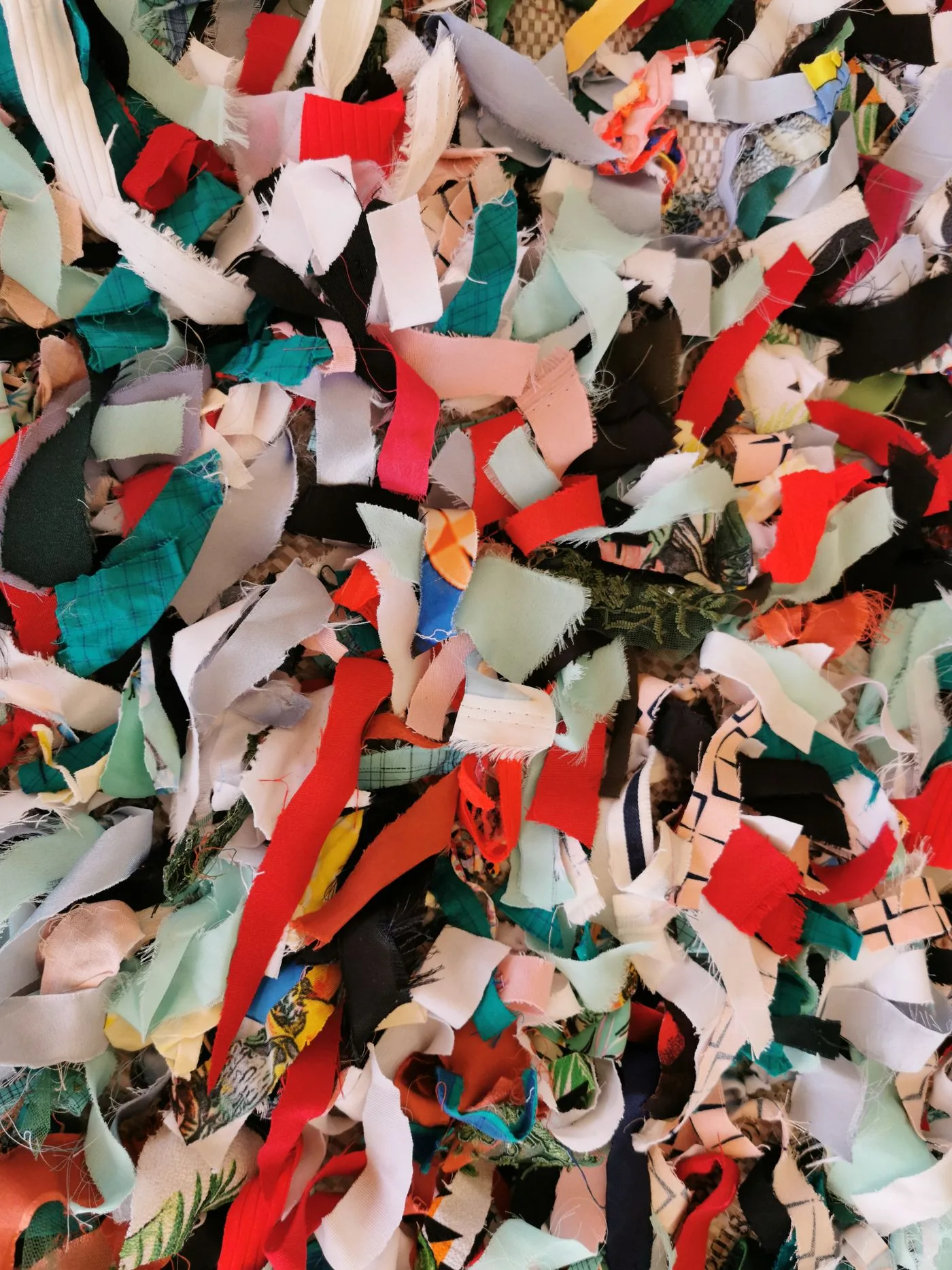 Amas de chutes de tissus colorées issues d'un atelier de couture